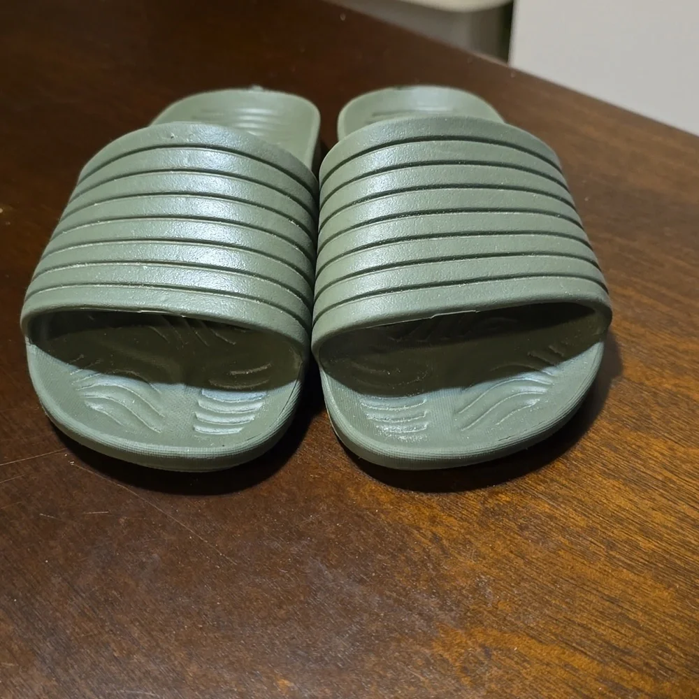 Kids Green Slid on shoes Size‎ 13/1
